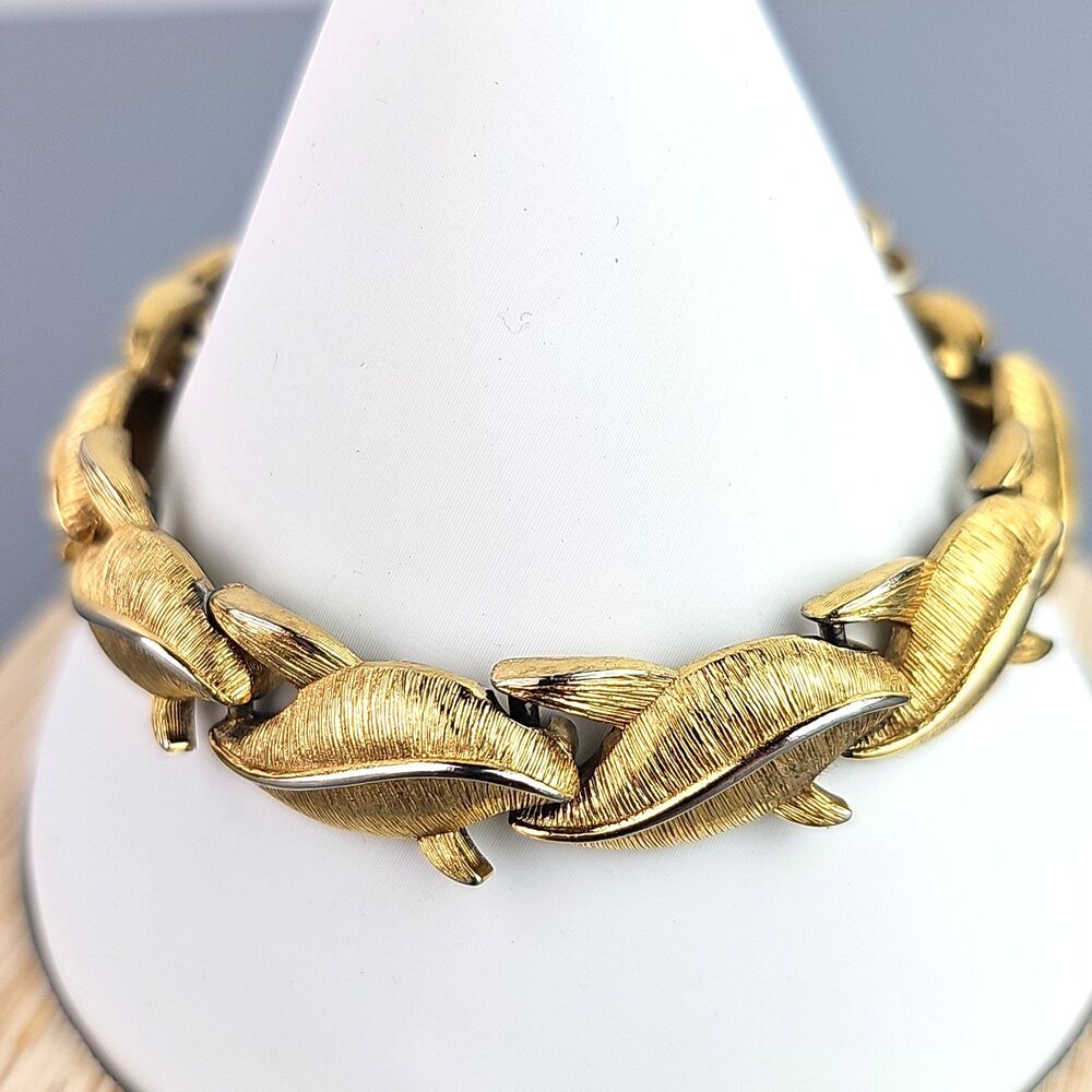 Vintage Monet Bracelet Interlocking Leaf Link Chain Textured Gold Tone 6.25 inch